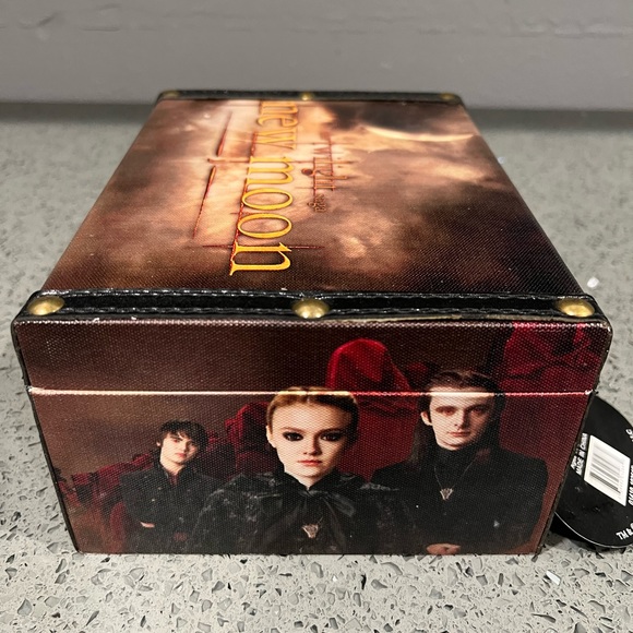 New Moon Vintage Keepsake Box - Hero's And Villains - Picture 3 of 7